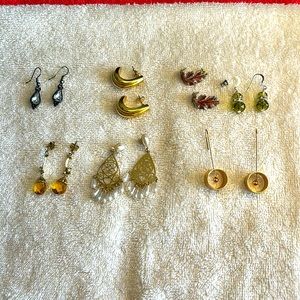 Seven pair of fun earrings. -set